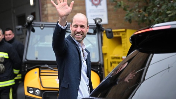 Prins William speelt cricket op The Mall in Londen