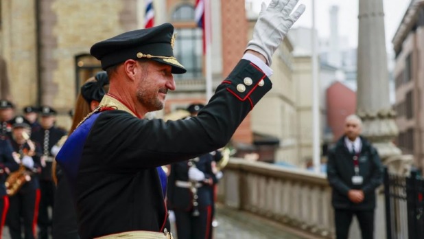 Koning Haakon voor het eerst op nieuwe Noorse postzegels