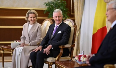 Filip en Mathilde wagen zich aan boogschieten in Kazachstan