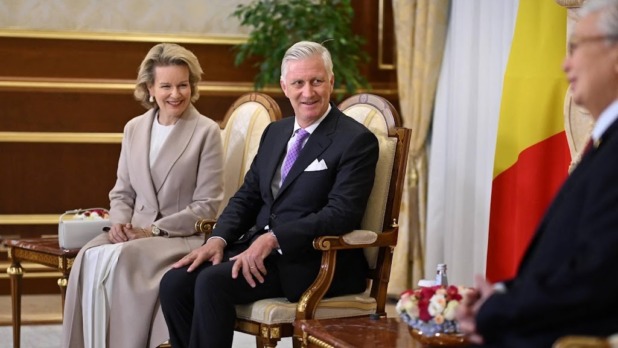Filip en Mathilde wagen zich aan boogschieten in Kazachstan