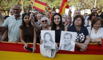 Felipe en Letizia door duizenden bezoekers verwelkomd in Melilla