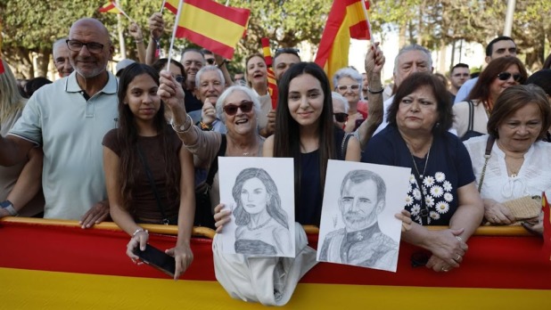 Felipe en Letizia door duizenden bezoekers verwelkomd in Melilla