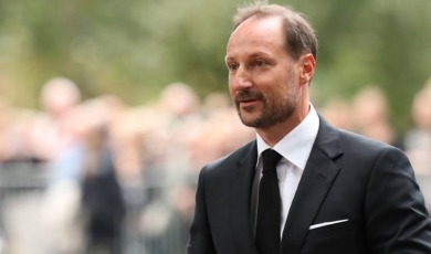 Haakon bezoekt Noorse militairen op grenspost dicht bij Rusland