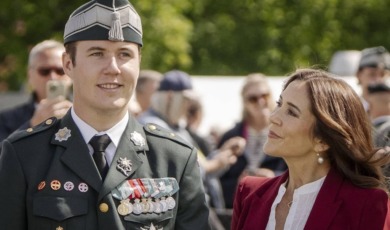 Kroonprins Christian poseert in galauniform voor 21e verjaardag