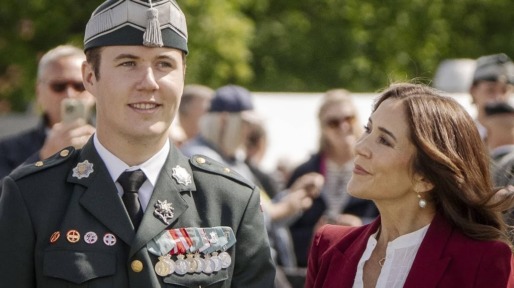 Kroonprins Christian poseert in galauniform voor 21e verjaardag
