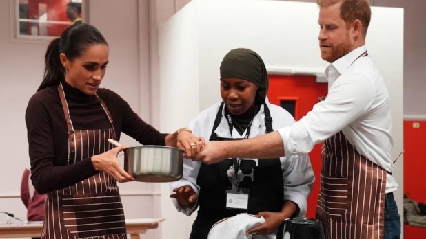 Harry en Meghan samen de keuken in tijdens bezoek aan Nottingham