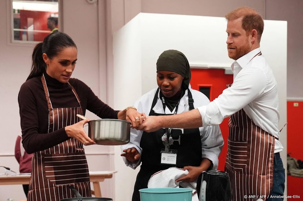 Harry en Meghan samen de keuken in tijdens bezoek aan Nottingham
