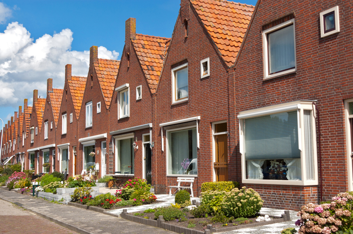 Rijtjeshuizen met tuinen in Nederland