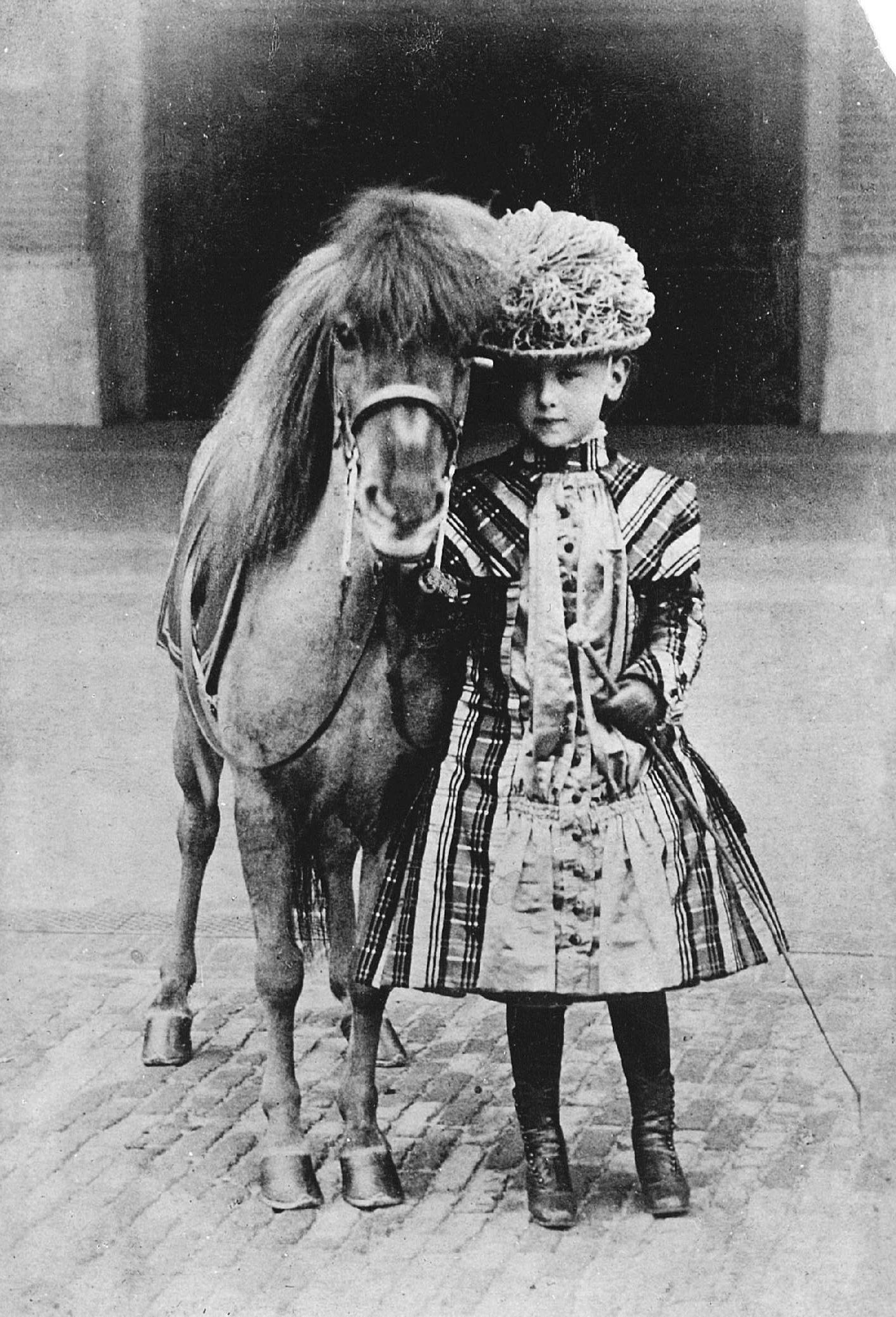 Een jonge prinses Wilhelmina met haar pony