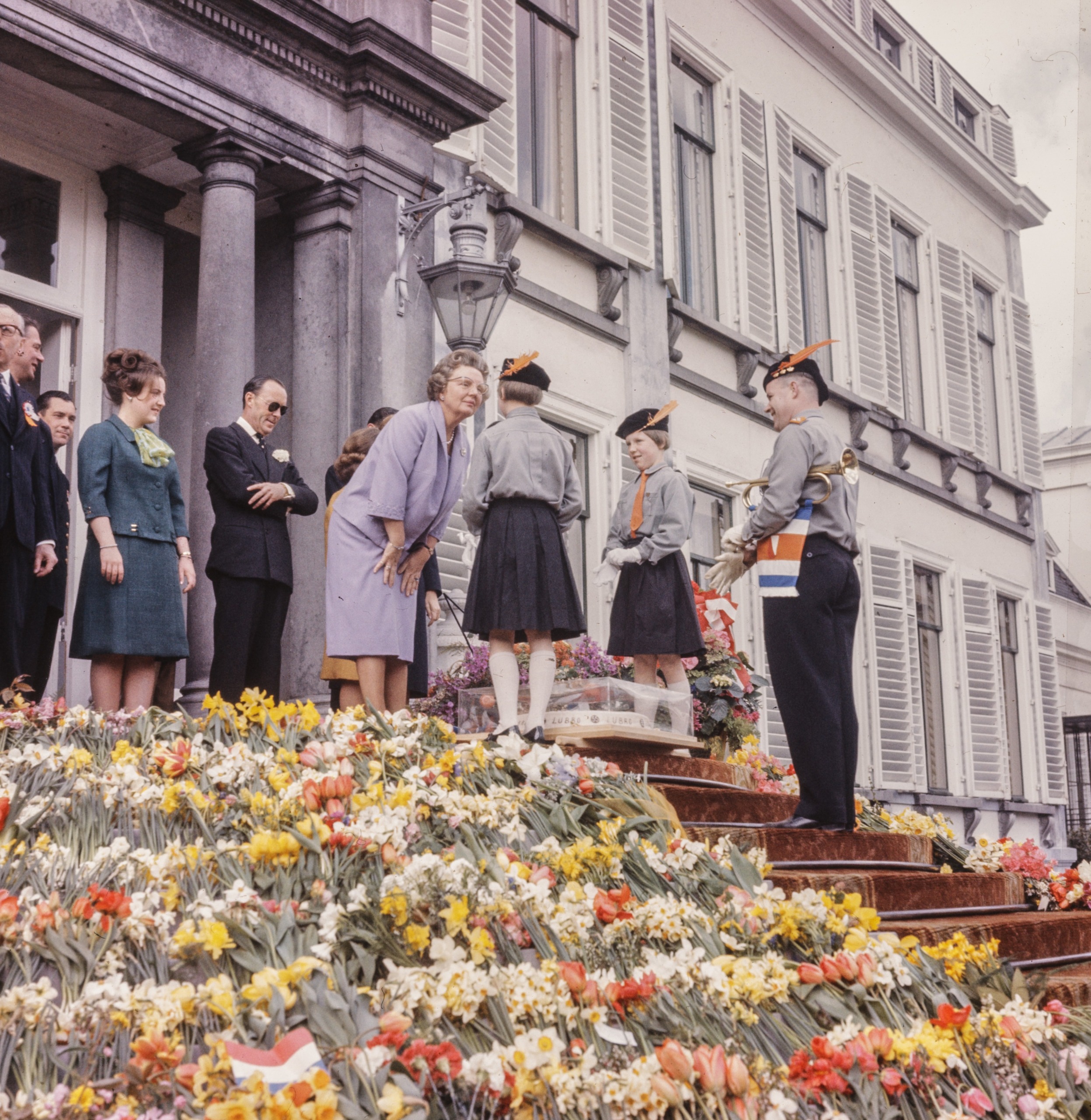 Koningin Juliana begroet padvinders op Paleis Soestdijk Koninginnedag