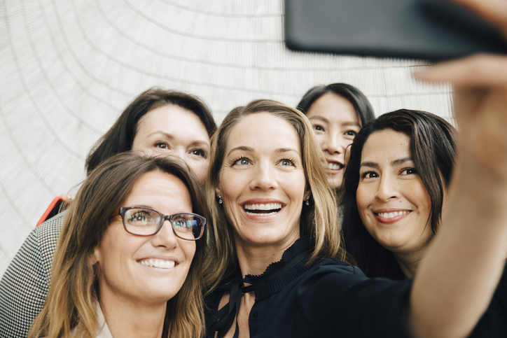 Vrouwen nemen samen selfie