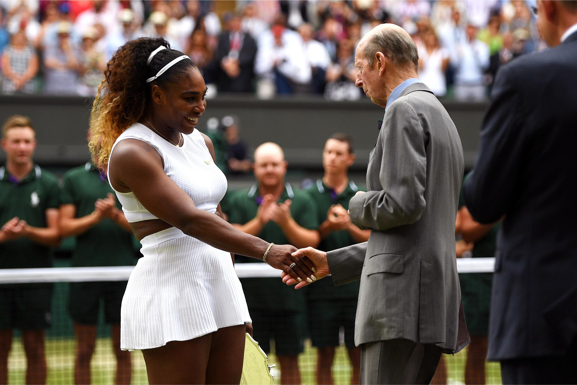De hertog van Kent reikt prijs uit op Wimbledon