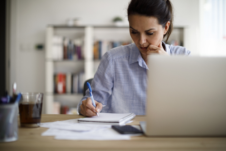 Vrouw is achter haar laptop bezig