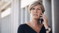 Bezorgde vrouw aan de telefoon