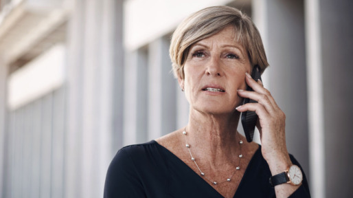 Bezorgde vrouw aan de telefoon