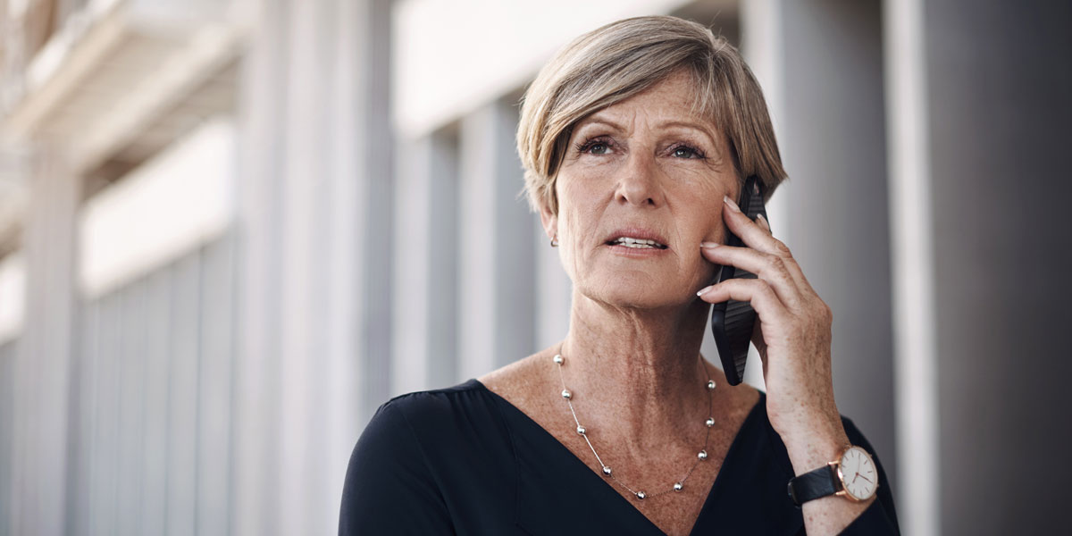 Bezorgde vrouw aan de telefoon