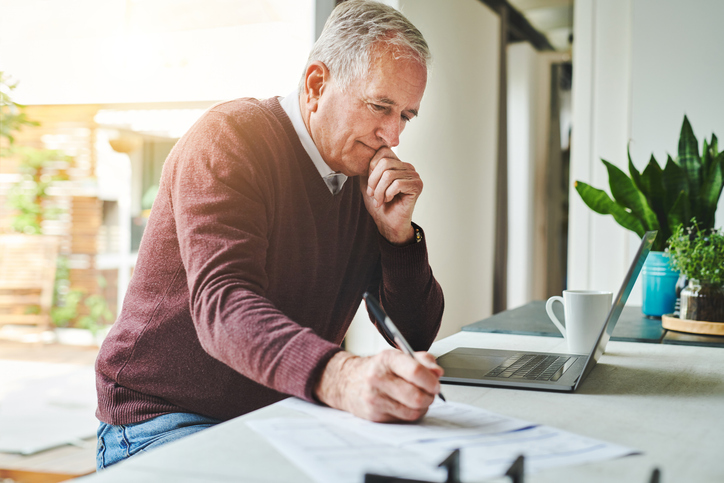 Man bezig met administratie
