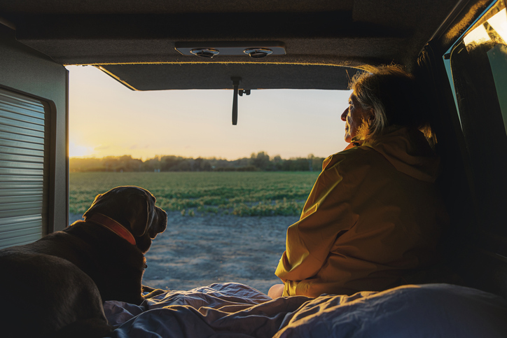 Oudere vrouw in camper
