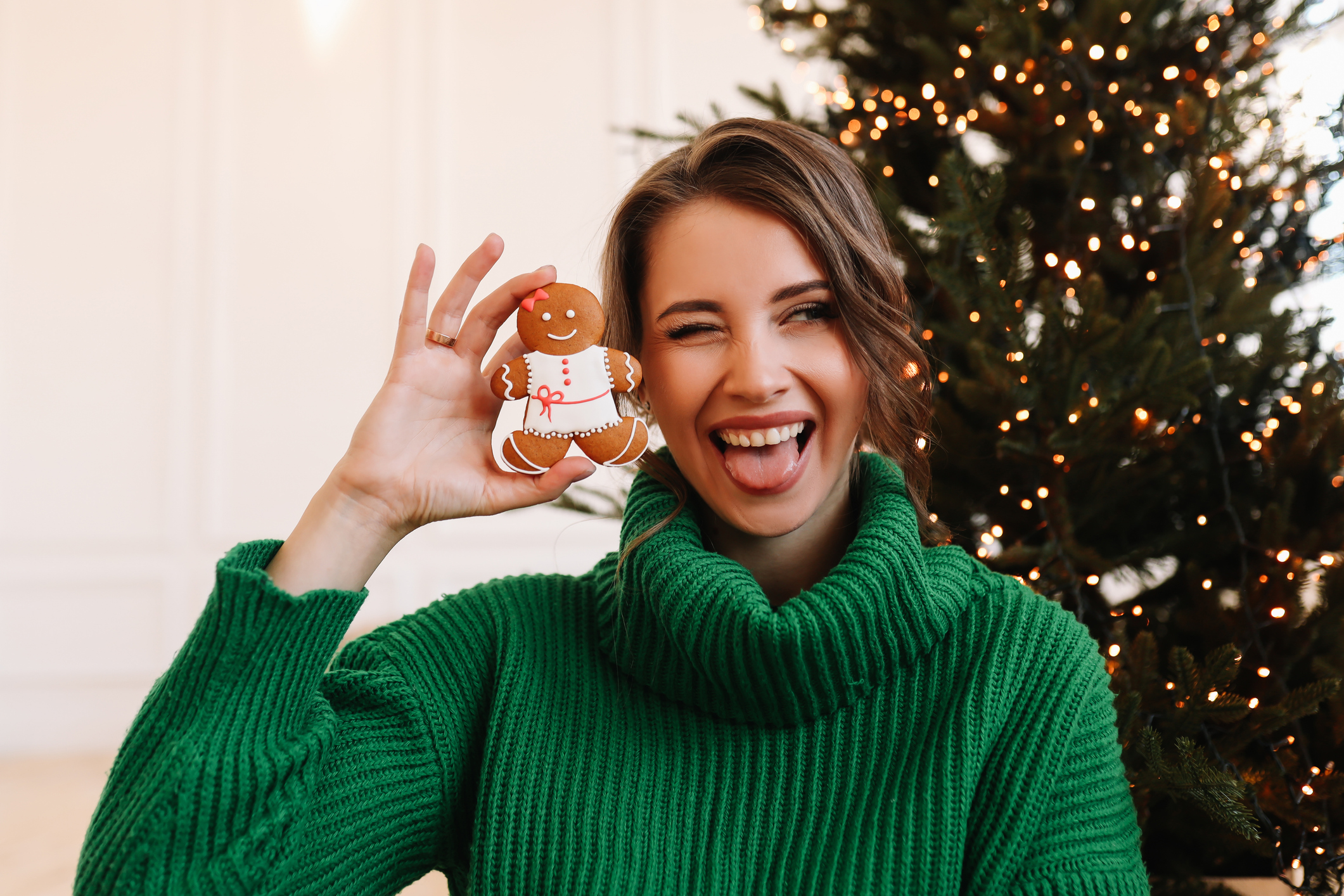 Dame met kerstkoekjes