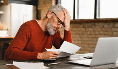 Man is ontzet, bezig met financien