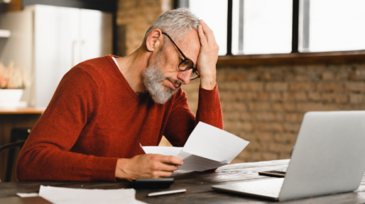 Man is ontzet, bezig met financien
