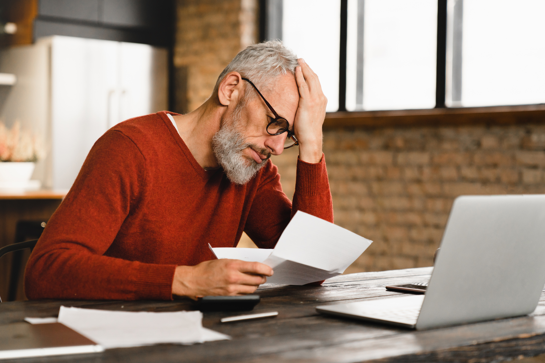 Man is ontzet, bezig met financien