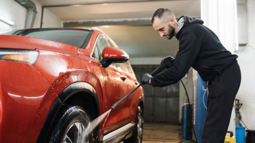 Man wast rode auto