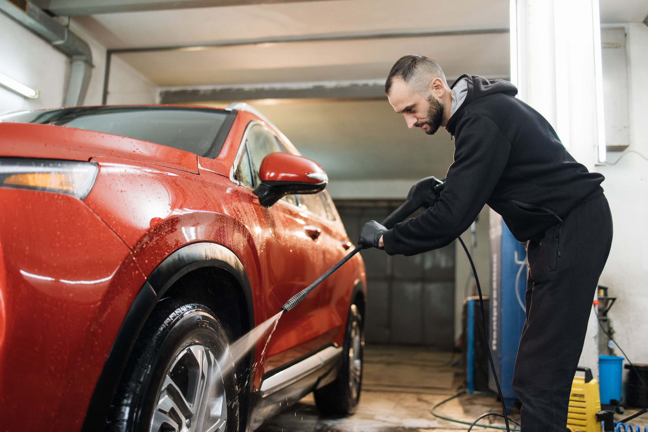 Man wast rode auto