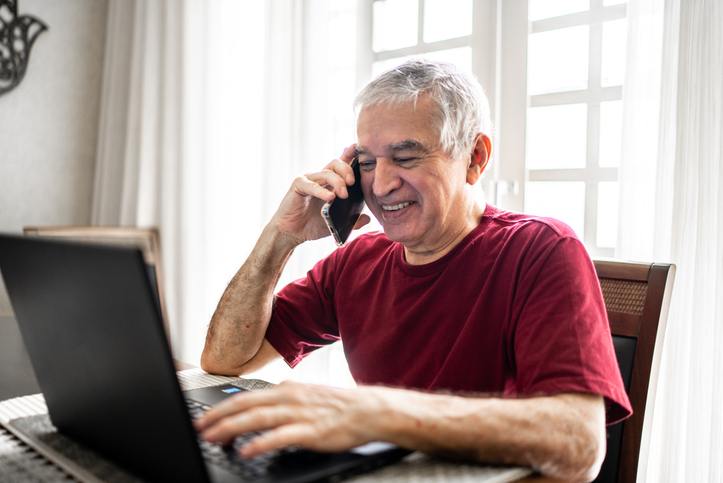 Man dient aan de telefoon klacht in