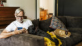 Ouder paar op de bank met hond