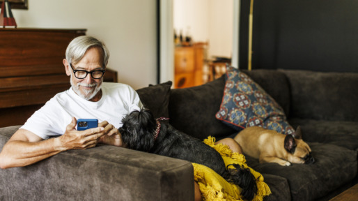 Ouder paar op de bank met hond