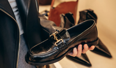 Vrouw met loafer in haar hand