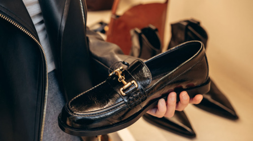 Vrouw met loafer in haar hand