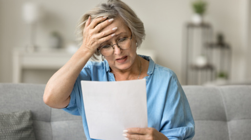 oudere vrouw krijgt slecht nieuws per brief