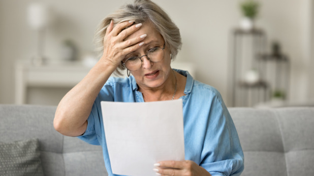 oudere vrouw krijgt slecht nieuws per brief