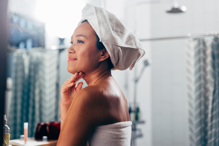 Vrouw in de badkamer