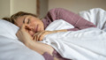 50 plus vrouw heeft koortsdroom