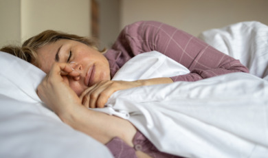 50 plus vrouw heeft koortsdroom