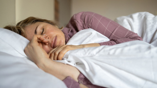 50 plus vrouw heeft koortsdroom