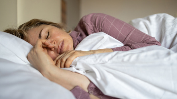 50 plus vrouw heeft koortsdroom
