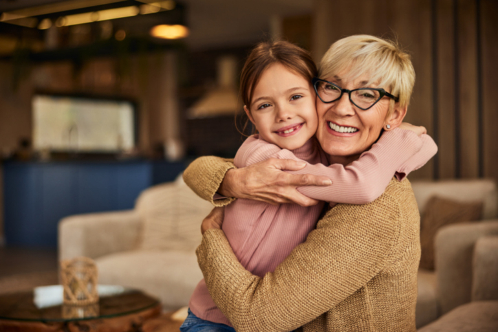 Oma met kleinkind op schoot op de bank in de woonkamer
