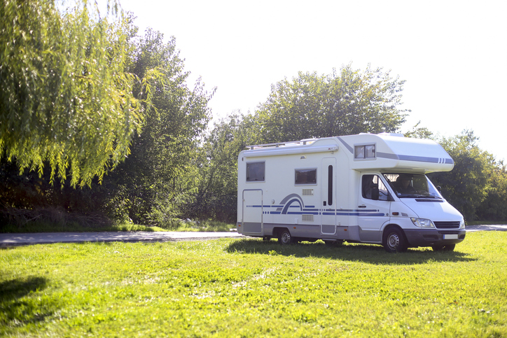 Camper in het grasvel, zon schijnt volop