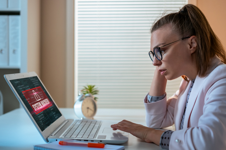 Vrouw is op computer bezig met beveiliging