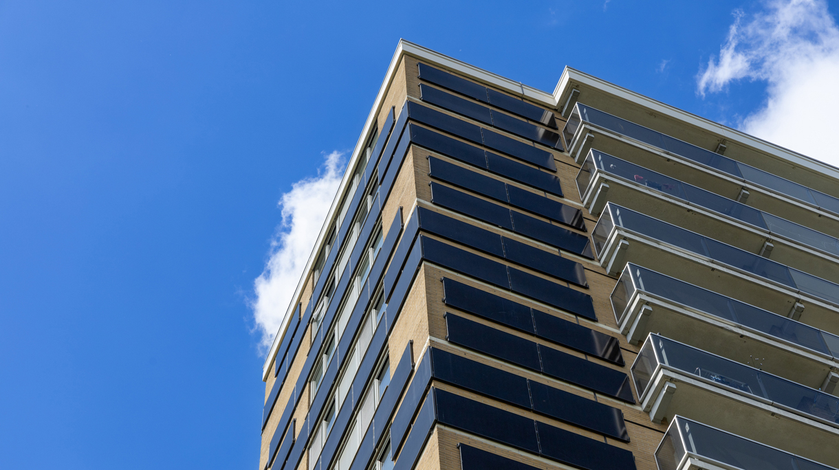 Zonnepanelen aan de zijkant van een appartementencomplex