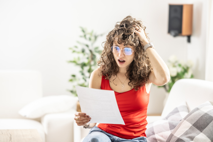 Vrouw met rekening in haar handen