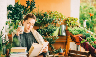 Vrouw leest in de tuin