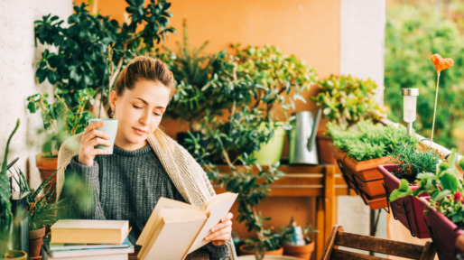 Vrouw leest in de tuin