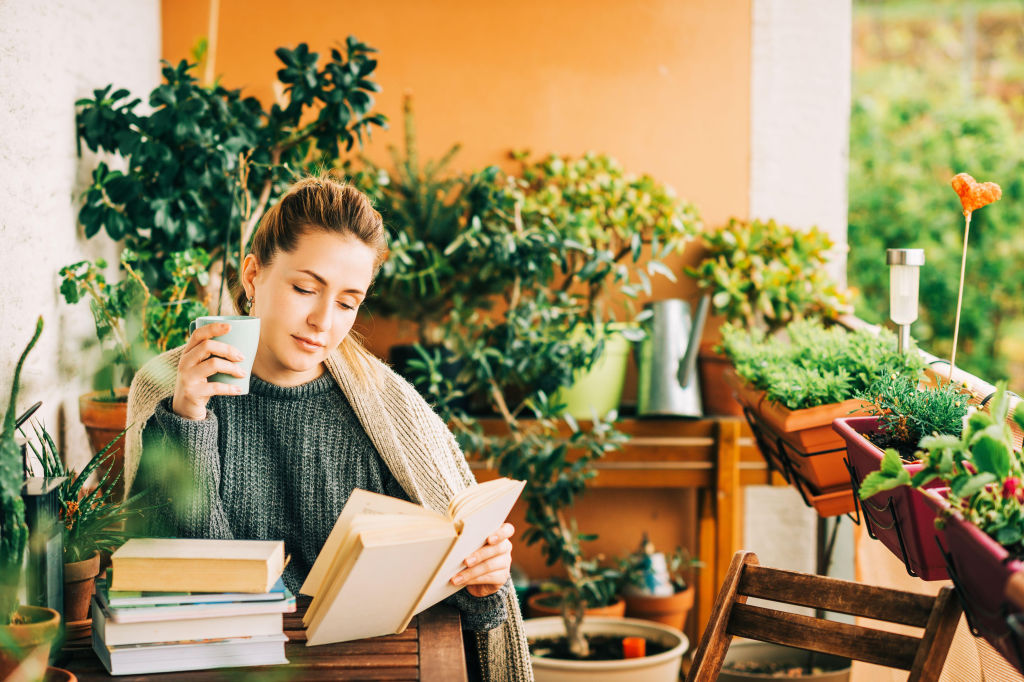 Vrouw leest in de tuin