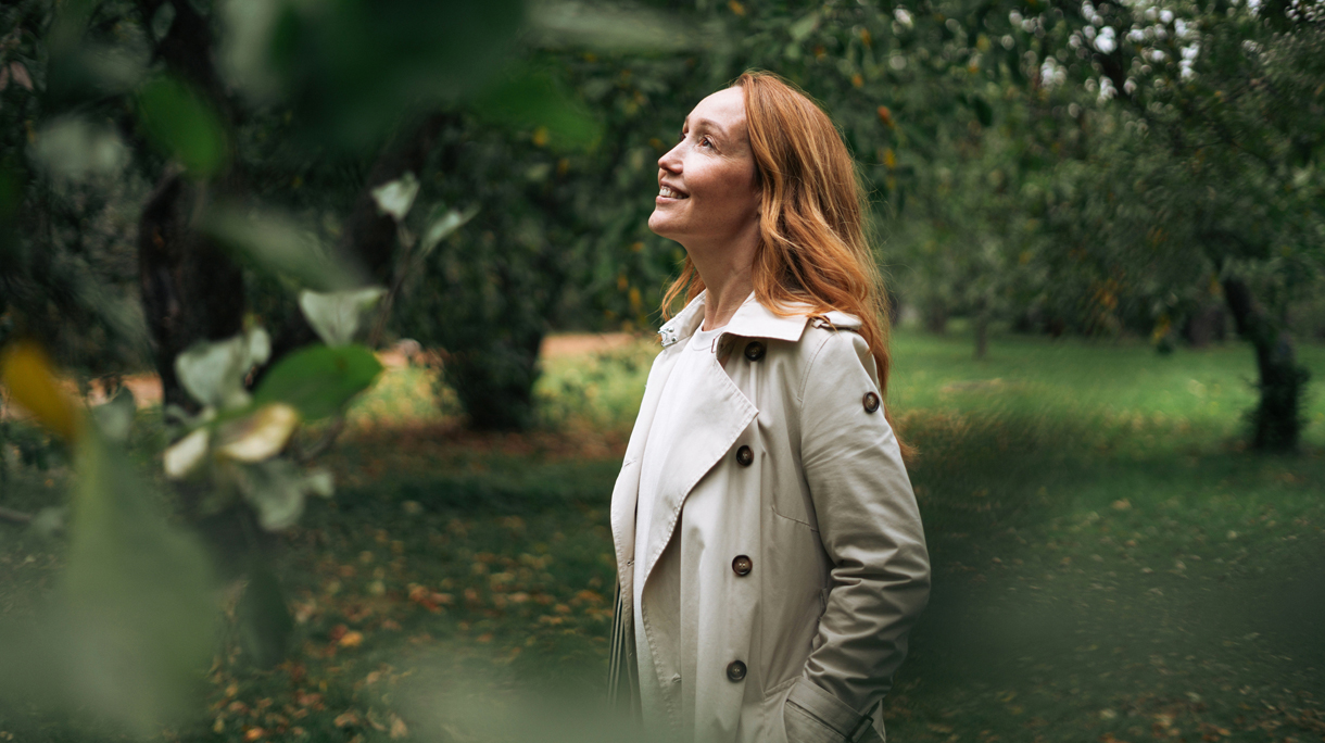 40-plus vrouw lacht in de natuur