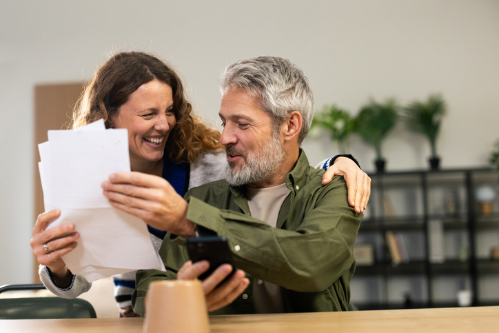 Men en vrouw nemen huwelijkse voorwaarden door